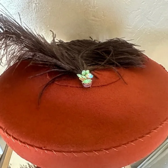 RAVISHING 1940s' CINNAMON COLOR TILT FELT HAT WITH LARGE BROWN FEATHERS + JEWEL